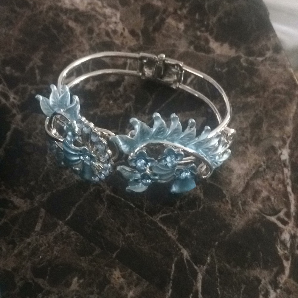 NEW enamel hinged bracelet lb)